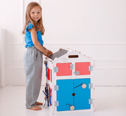 Una ragazza gioca con la nostra Activity Board House