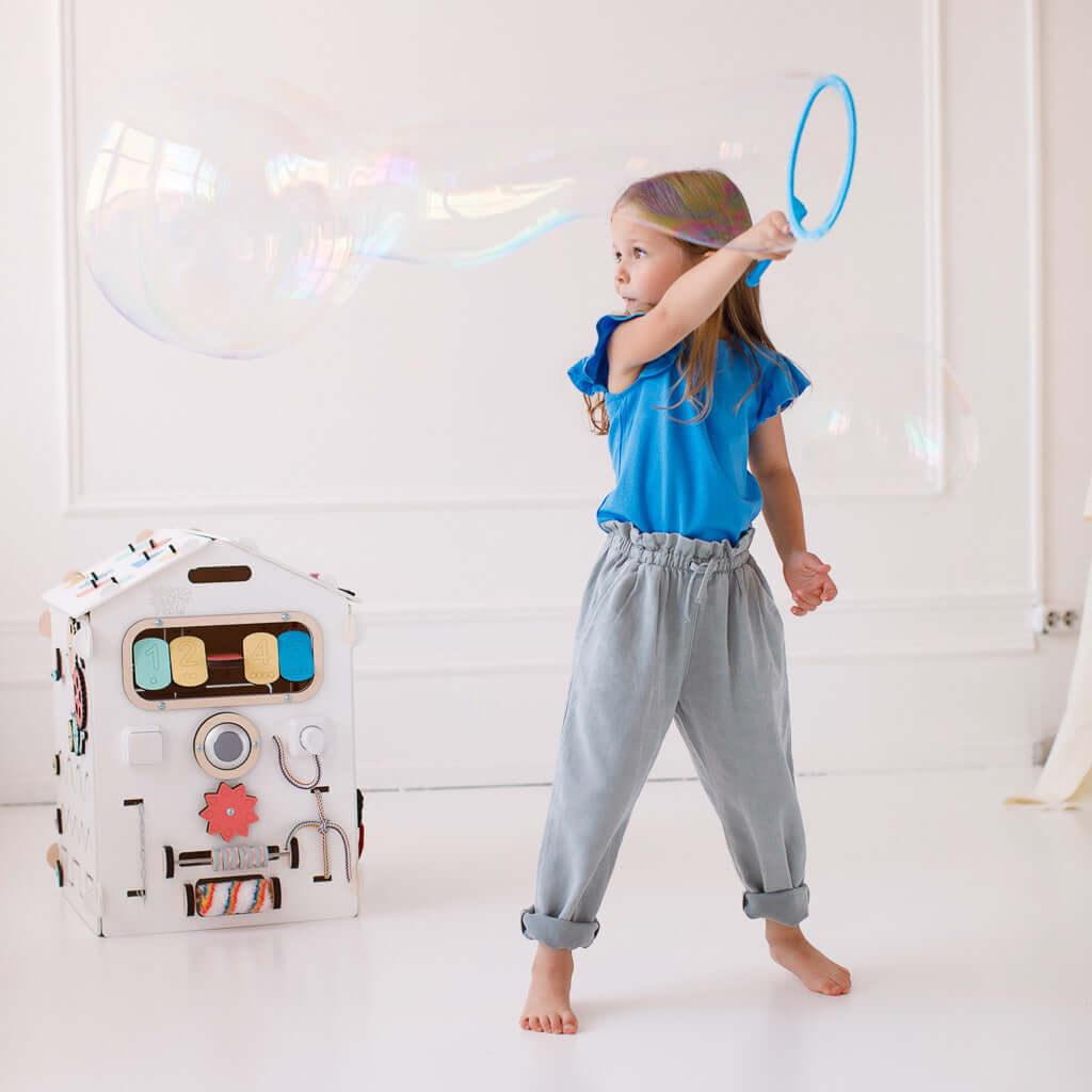 Ensemble - maisonnette blanche/pastel et cube interactif - Busy-kids.fr